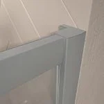 Divisória de duche frontal NORMA 1 porta fixa -1 de correr. Acabamento em CINZA PÓ - Image 3