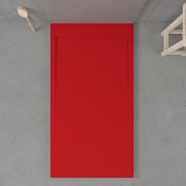 Base de duche em resina URBANSTONE Vermelho RAL 3020 com textura de ardósia anti-bacteriana e anti-derrapante. Grelha oculta.