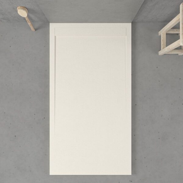 Base de duche com moldura URBANSTONE em resina RAL 9001 Branco partido textura ardósia, anti-bacteriana e anti-derrapante. Grelha oculta.